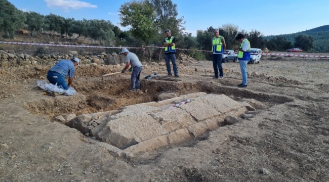 Tarlasını sürerken antik mezar odası buldu