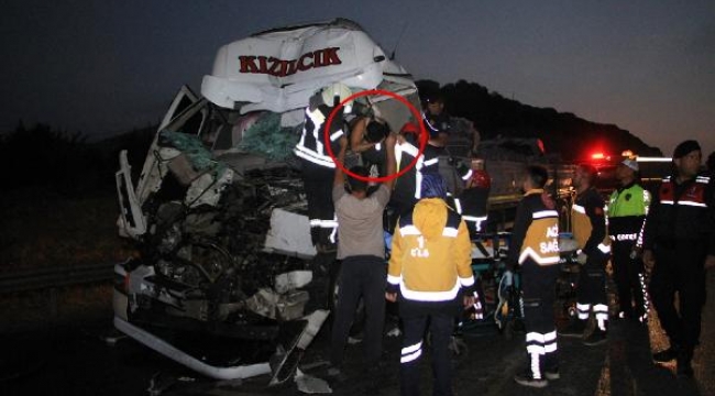 TIR sürücüsü sıkıştı, 45 dakikada kurtarıldı