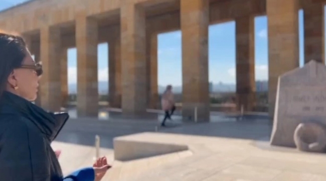 Ünlü sanatçı Anıtkabir'de Ata'ya dua etti