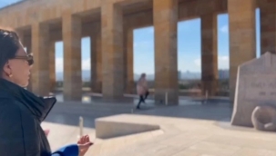 Ünlü sanatçı Anıtkabir'de Ata'ya dua etti