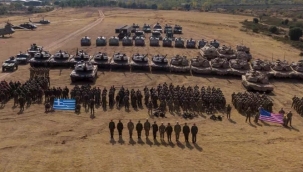 Yunanistan'da Amerikan askerlerinden poz