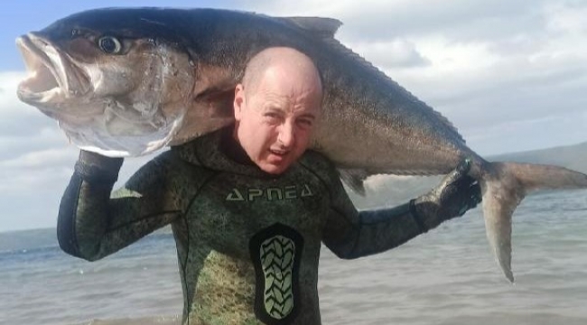 Zıpkınla 50 kiloluk akya balığı avladı