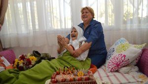 100 yaşındaki kadına sürpriz doğum günü