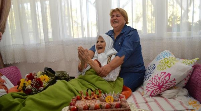100 yaşındaki kadına sürpriz doğum günü