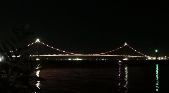 1915 Çanakkale Köprüsü turuncu renkle ışıklandırıldı 