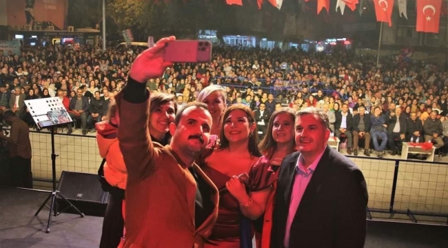 3 gün Cumhuriyet kutlandı! Kınık'ta final Tuğçe Kandemir yaptı