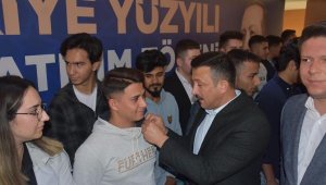 AK Parti İzmir'de üye katılım töreni düzenlendi! 150 kişiye sembolik rozet