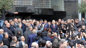 AK Parti'ye geçen Nazilli Belediye Başkanı Özcan'ı vatandaşlar karşıladı