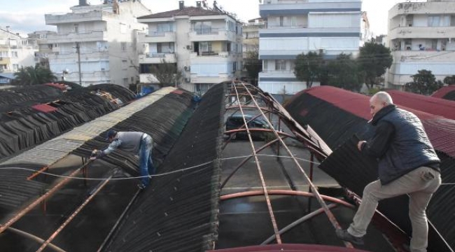 Akçay Pazar Yeri'nin çatısı yenileniyor