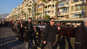 'Ata'ya Saygı Yürüyüşü'nde 350 metrelik poster taşıdılar