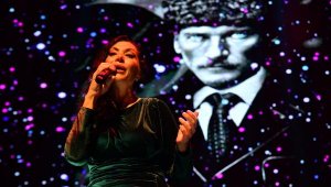 Balıkesir'de Atatürk'ün en sevdiği şarkılar hep bir ağızdan söylendi