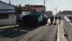 Bayraklı'ya bir ayda 500 ton asfalt! Parke taş da döşeniyor