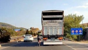 Bisikletlinin tehlikeli yolculuğu kamerada
