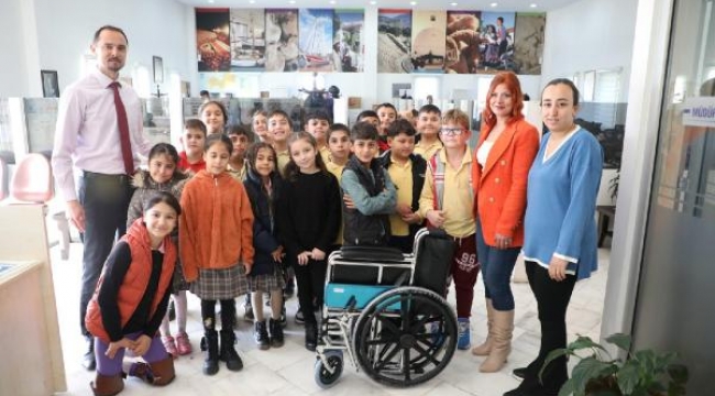 Bodrum'da öğrenciler kendi birikimiyle tekerlekli sandalye aldı