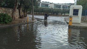 Bodrum'da sağanak; yollar göle döndü