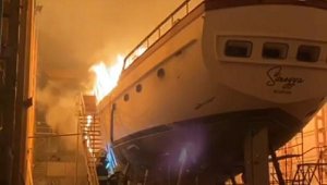 Bodrum'da tersanedeki ahşap tekne alev alev yandı