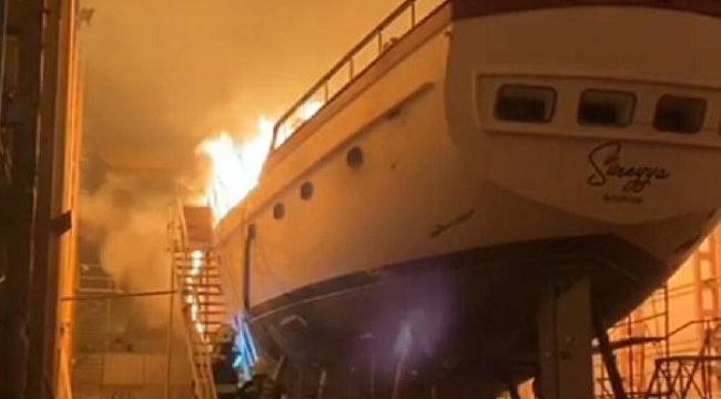 Bodrum'da tersanedeki ahşap tekne alev alev yandı