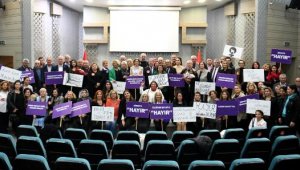 Bornova'da kadına şiddete hep bir ağızdan 'dur' denildi