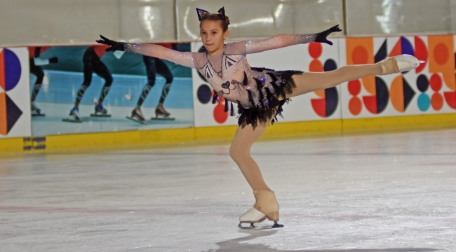 Buz pateni sporcusu minik Doğa annesinin yolunda