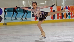 Buz pateni sporcusu minik Doğa annesinin yolunda