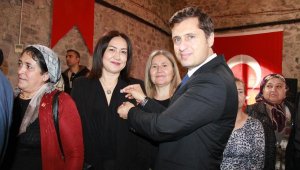 CHP İzmir'de 500 yeni üyeye törenle rozetleri takıldı