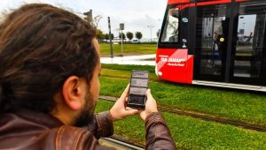 Çoğu durakta panoları çalışmıyor ama olsun! İZUM Mobil cebinizde