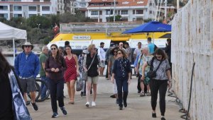 Datça'ya ilk kez kruvaziyer geldi, yolcular özel teknelerle karaya taşındı