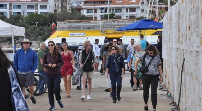 Datça'ya ilk kez kruvaziyer geldi, yolcular özel teknelerle karaya taşındı