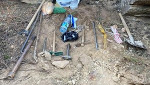 Dinamitle tarihi eser arayan 4 şüpheliye suçüstü