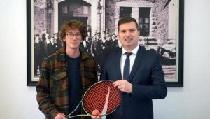 Edremit Belediyesi'nden teniste madalyalar alan liseliye destek