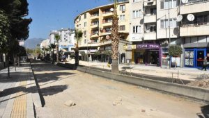 Edremit'te caddelere parke taşı, engelli yürüyüş yolu yapılıyor