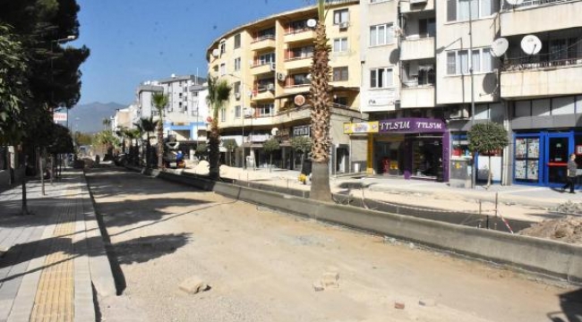 Edremit'te caddelere parke taşı, engelli yürüyüş yolu yapılıyor