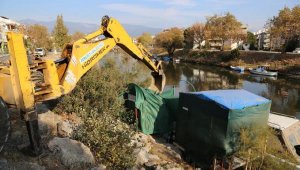 Edremit'te kaçak yapılar ve barakaların yıkımı gerçekleşti