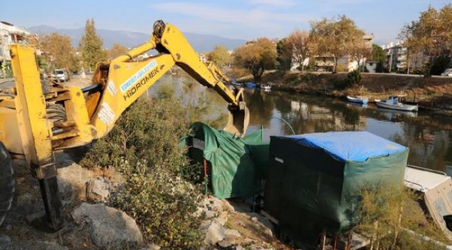 Edremit'te kaçak yapılar ve barakaların yıkımı gerçekleşti