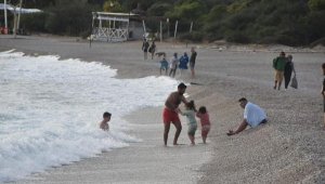 Fethiye'de yabancı turistler dalgalara rağmen denize girdi