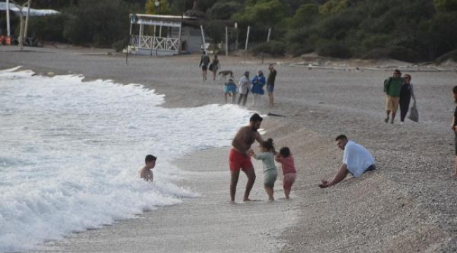 Fethiye'de yabancı turistler dalgalara rağmen denize girdi
