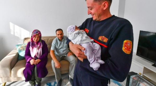 İtfaiye personeli, yangından kurtardığı Nehir bebekle buluştu