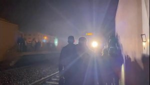 İZBAN'daki arıza sebebiyle vatandaşlar raylardan yürüdü 