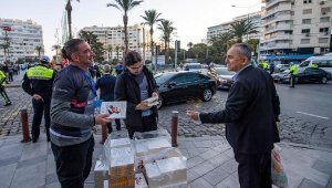 İzmir'de 16 noktada 10 bin Nutuk dağıtıldı