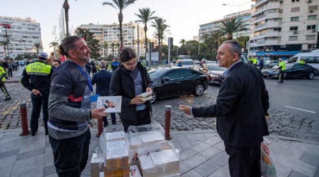 İzmir'de 16 noktada 10 bin Nutuk dağıtıldı