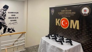 İzmir'de bir evde 10 tabanca ele geçirildi