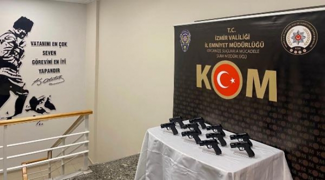 İzmir'de bir evde 10 tabanca ele geçirildi