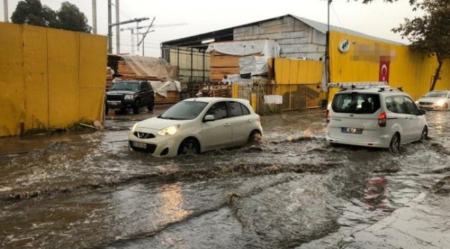 İzmir'de sağanak etkili oldu