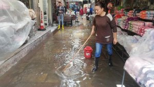 İzmir'de sağanak! Kemeraltı Çarşısı'nı su bastı