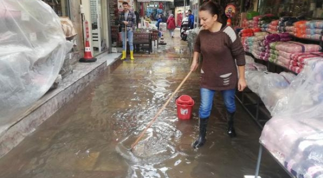 İzmir'de sağanak! Kemeraltı Çarşısı'nı su bastı