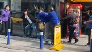 İzmir'de trafikteki yol verme kavgası kamerada