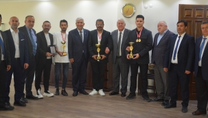 İzmirli berberlerin 'Altın Makas' yarışması başarısı… Madalyalarla döndüler