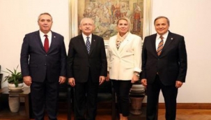 Karşıyaka Belediyesi'nin AK Partili meclis üyesi CHP rozeti taktı