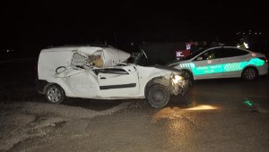 Kemalpaşa'da 3 araçlı kaza: 1'i bebek 3 yaralı