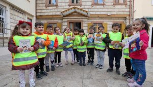 Kitap sevgisi sokaklara taştı! Kitap okumayan çocuk kalmasın
